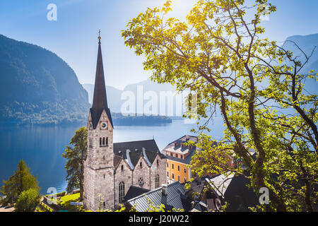 Klassische Postkartenblick auf berühmte Hallstätter See Stadt in den Alpen mit historischen Kirchturm im malerischen goldenen Morgenlicht an einem schönen sonnigen Tag Stockfoto