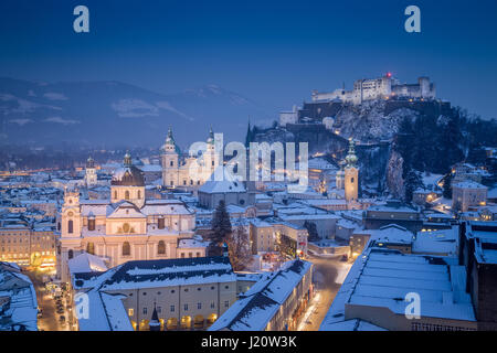 Klassische Ansicht von der historischen Stadt Salzburg mit der berühmten Festung Hohensalzburg und Salzburger Dom beleuchtet in schöne Dämmerung im malerischen Chr Stockfoto