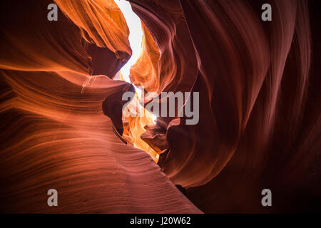 Schöne Weitwinkelaufnahme des erstaunlichen Sandstein-Formationen im berühmten Antelope Canyon an einem sonnigen Tag mit blauem Himmel in der Nähe von Page, Arizona, USA Stockfoto