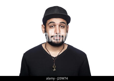 Porträt des jungen traurig unglücklich Mann mit schwarzen T-shirt und Cap Blick in die Kamera. Studioaufnahme, isoliert auf weißem Hintergrund. Stockfoto