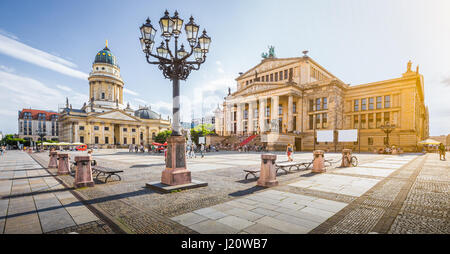 Panorama des berühmten Gendarmenmarkt quadratisch mit Konzerthaus Berlin und Deutschen Dom im goldenen Abendlicht bei Sonnenuntergang, Berlin, Deutschland Stockfoto