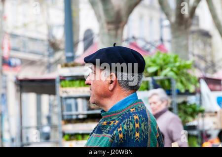 Ein Franzose, trägt ein schwarzes Barett in Béziers in Südfrankreich. Stockfoto