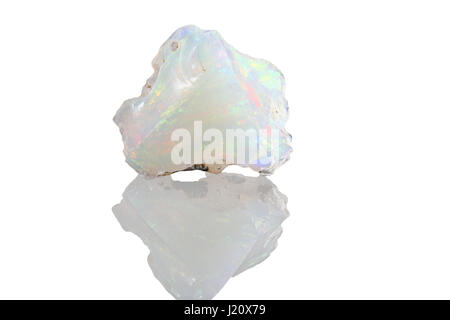 Beispiel für eine schöne Opal Speciment isoliert auf weißem Hintergrund Stockfoto