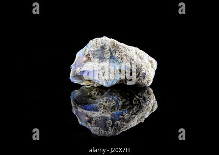 Beispiel für eine schöne Opal Speciment auf schwarzem Hintergrund isoliert Stockfoto