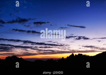 Eine dramatische Sonnenaufgang über die Silhouette der Berge auf das gelb (Huangshan) Gebirge in der Provinz Anhui China an einem schönen Morgen. Stockfoto