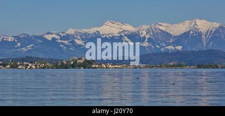 Frühling am See Zürichsee. Rapperswil und Schnee Berg gröberen Speer begrenzt. Stockfoto