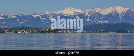 Rapperswil an einem Frühlingstag. Mittelalterliche Burg, See Zürichsee und Schnee Berg gröberen Speer begrenzt. Stockfoto