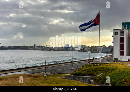 Der Malecon (offiziell Avenida de Maceo) in Havanna. Es ist eine breite Esplanade, Fahrbahn und Ufermauer, die für 8 km (5 Meilen) entlang der Küste erstreckt ich Stockfoto