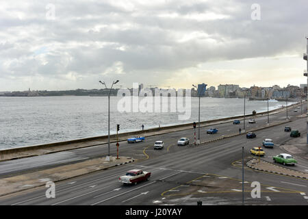 Der Malecon (offiziell Avenida de Maceo) in Havanna. Es ist eine breite Esplanade, Fahrbahn und Ufermauer, die für 8 km (5 Meilen) entlang der Küste erstreckt ich Stockfoto