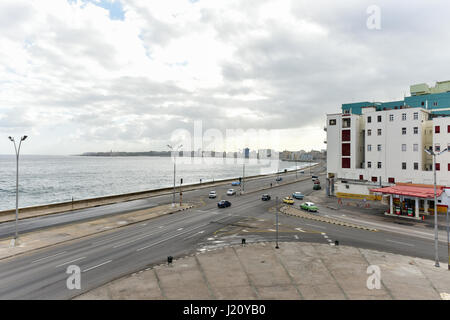 Der Malecon (offiziell Avenida de Maceo) in Havanna. Es ist eine breite Esplanade, Fahrbahn und Ufermauer, die für 8 km (5 Meilen) entlang der Küste erstreckt ich Stockfoto