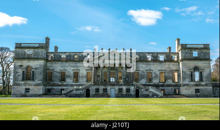 Reste der großen Fassade des zerstörten Palladio-Herrenhauses durch Feuer zerstört, Penicuik House, Midlothian, Schottland, Großbritannien, durch Feuer im Jahr 1899 verbrannt Stockfoto