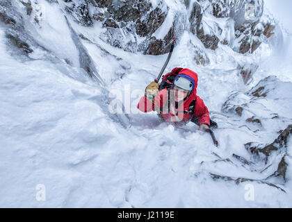 Schottland, Anoach Mor, Mann-Eisklettern im winter Stockfoto