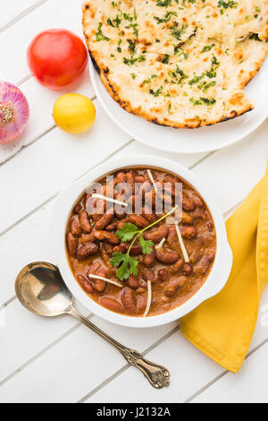 Kidney-Bohnen Curry oder Rajma oder Rajmah chawal und Roti, typische Nord Indische Hauptgericht, selektiven Fokus Stockfoto
