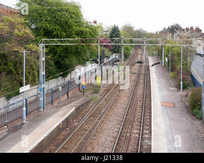 Schienen Sie, kein Zug, kein Volk wie gesehen von der Brücke überqueren Sie Overhead, Schuss Bäume im Land in der Nähe von Straße mit Zeichen suchen Stockfoto