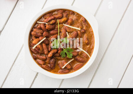 Kidney-Bohnen Curry oder Rajma oder Rajmah chawal und Roti, typische Nord Indische Hauptgericht, selektiven Fokus Stockfoto