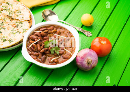 Kidney-Bohnen Curry oder Rajma oder Rajmah chawal und Roti, typische Nord Indische Hauptgericht, selektiven Fokus Stockfoto