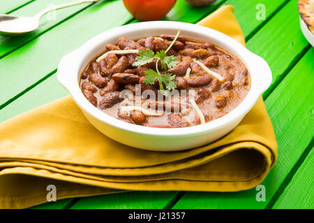 Kidney-Bohnen Curry oder Rajma oder Rajmah chawal und Roti, typische Nord Indische Hauptgericht, selektiven Fokus Stockfoto
