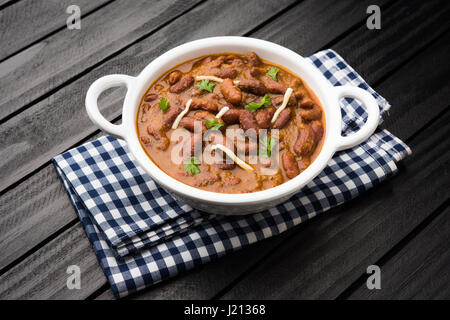 Kidney-Bohnen Curry oder Rajma oder Rajmah chawal und Roti, typische Nord Indische Hauptgericht, selektiven Fokus Stockfoto