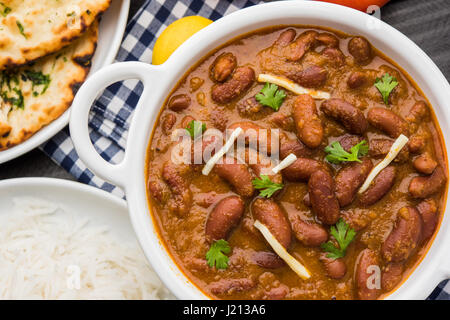 Kidney-Bohnen Curry oder Rajma oder Rajmah chawal und Roti, typische Nord Indische Hauptgericht, selektiven Fokus Stockfoto