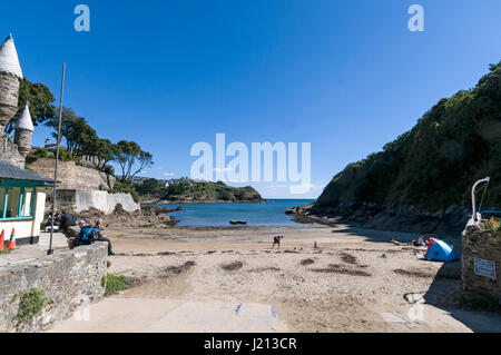 Ein kleiner Sandstrand am Readymoney Cove in Fowey in Cornwall, Großbritannien Stockfoto