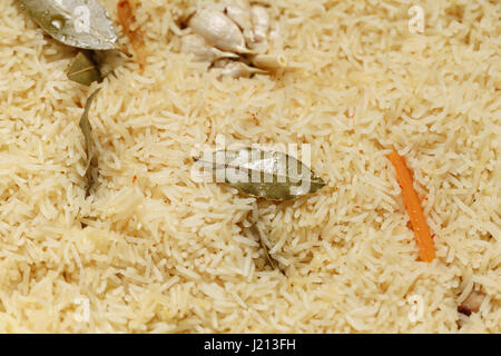 Pilaw-Reis mit Lorbeerblättern vorbereiten, Nahaufnahme Foto fallenden Stockfoto