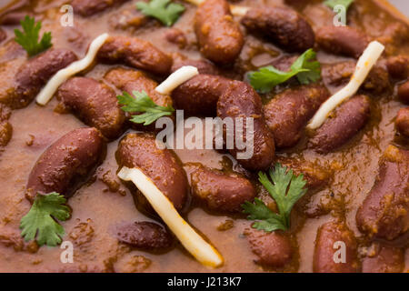 Kidney-Bohnen Curry oder Rajma oder Rajmah chawal und Roti, typische Nord Indische Hauptgericht, selektiven Fokus Stockfoto