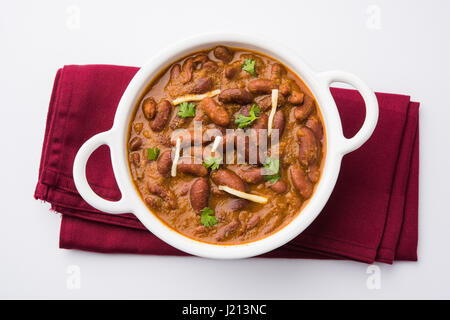 Kidney-Bohnen Curry oder Rajma oder Rajmah chawal und Roti, typische Nord Indische Hauptgericht, selektiven Fokus Stockfoto