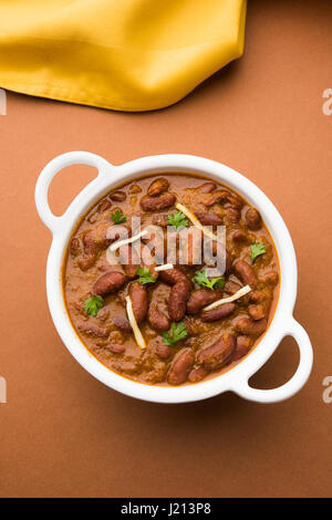 Kidney-Bohnen Curry oder Rajma oder Rajmah chawal und Roti, typische Nord Indische Hauptgericht, selektiven Fokus Stockfoto