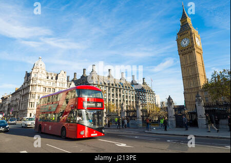 LONDON - 16. November 2016: Roten Doppeldecker-Bus geht den Eingang zum Westminster Palace und die Houses of Parliament. Stockfoto