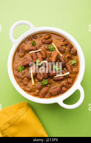 Kidney-Bohnen Curry oder Rajma oder Rajmah chawal und Roti, typische Nord Indische Hauptgericht, selektiven Fokus Stockfoto