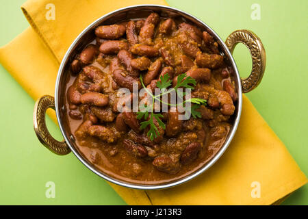Kidney-Bohnen Curry oder Rajma oder Rajmah chawal und Roti, typische Nord Indische Hauptgericht, selektiven Fokus Stockfoto