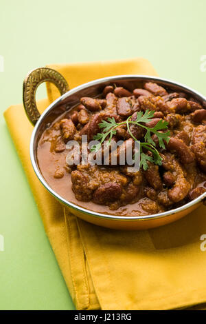 Kidney-Bohnen Curry oder Rajma oder Rajmah chawal und Roti, typische Nord Indische Hauptgericht, selektiven Fokus Stockfoto