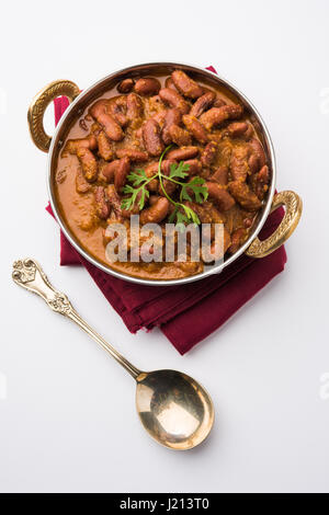 Kidney-Bohnen Curry oder Rajma oder Rajmah chawal und Roti, typische Nord Indische Hauptgericht, selektiven Fokus Stockfoto