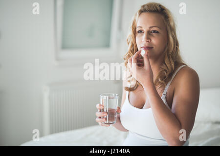 Schöne schwangere Frau, die Einnahme von Pillen für morgen Übelkeit Stockfoto