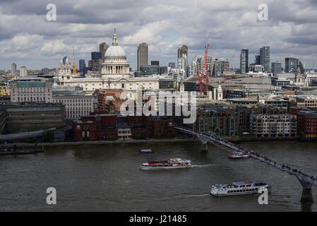 St. Pauls Cathedral im Sonnenlicht unter anderen Stadtzentrum Gebäude in London UK Stockfoto