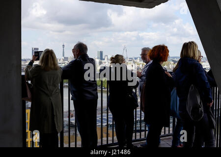 Menschen genießen Sie den Blick vom Schalter Haus anzeigen bei Tate Modern London UK Stockfoto