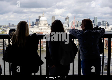Menschen genießen Sie den Blick vom Schalter Haus anzeigen bei Tate Modern London UK Stockfoto