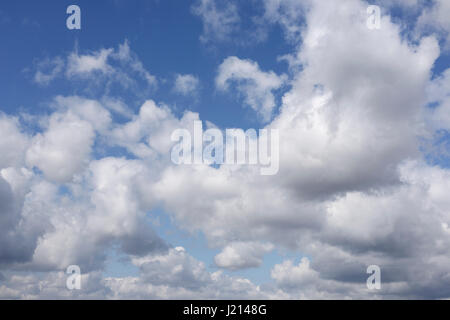 Sommer weiße Wolken vor blauem Himmel Stockfoto