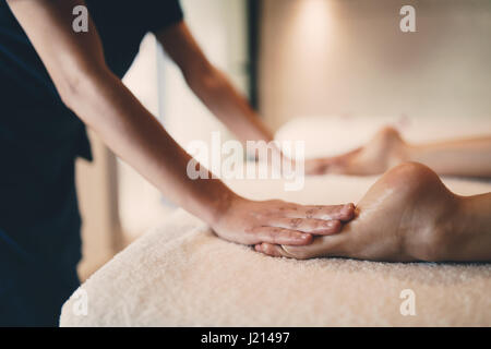 Fuß und Sohle Massage in therapeutische entspannen Behandlung im spa Stockfoto