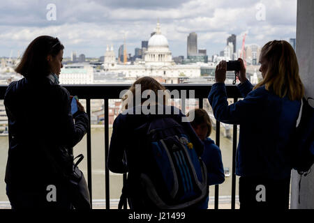 Menschen genießen Sie den Blick vom Schalter Haus anzeigen bei Tate Modern London UK Stockfoto