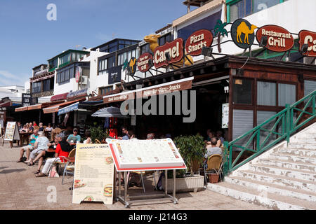 RESTAURANT AM MEER IN PLAYA BLANCA AUF DER KANARISCHEN INSEL LANZAROTE Stockfoto