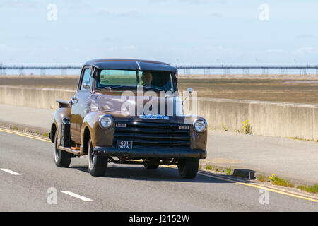 1951 50er Jahre brauner amerikanischer Chevrolet; USA Autos der Gawsworth Hall Veteran Vintage und Classic Rallye im Victoria Park, Southport, Merseyside, Großbritannien Stockfoto