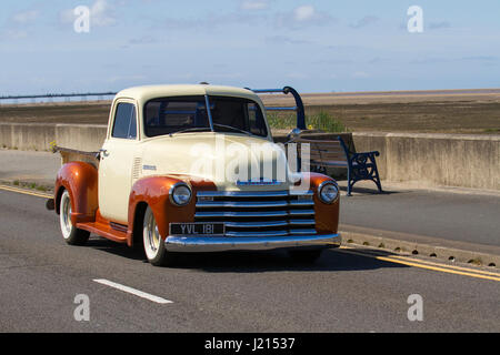 Chevrolet YVL 181 1951 Gmc Chevy II fünf Fenster cab; die Autos aus dem Gawsworth Hall Veteran Oldtimer Rallye im Victoria Park, Southport, Merseyside, UK Stockfoto