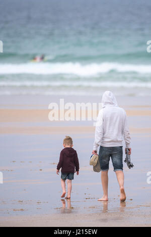 Fistral; Newquay; Meer; Vater und Sohn; Spaziergang am Strand; Meer; Tourismus; Strandurlaub; Urlaub; Freizeit; Cornwall; Cornish; West Land Stockfoto