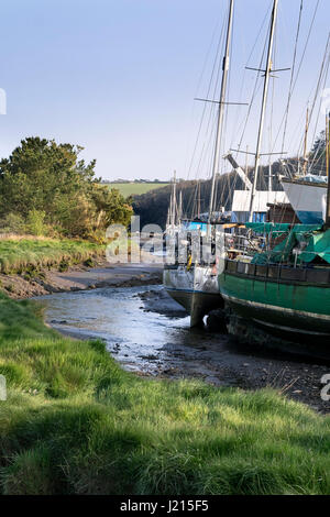 Gweek Dorf Helford River historischen alten Hafen Boote vertäut Liegeplätze Ebbe Ziel touristischen Bestimmungsort Sleepy Feriendorf Stockfoto