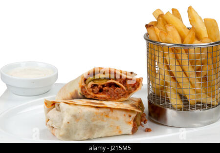 Fast-Food. Gesalzene Pfannkuchen mit Paprika, Hackfleisch und Tomatensauce. Pommes Frites und eine Schüssel mit Knoblauch-Sauce. Stockfoto