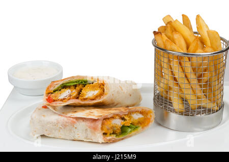 Fast-Food. Gesalzene Pfannkuchen mit Paprika, Hackfleisch und Tomatensauce. Pommes Frites und eine Schüssel mit Knoblauch-Sauce. Stockfoto