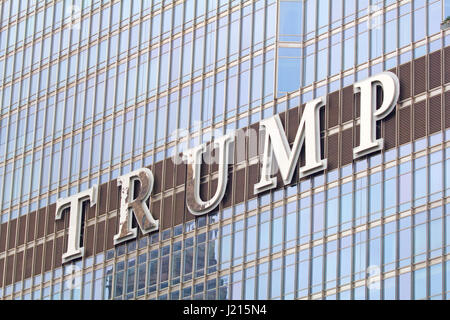 Chicago, IL, USA - 23. September 2016: Fassade des Trump Tower in der Innenstadt von Chicago Stockfoto