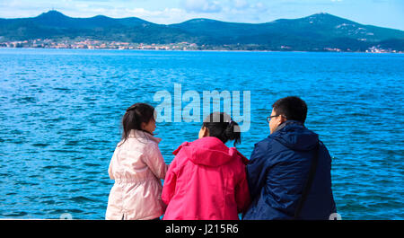 Junge Familie Blick auf das Meer Stockfoto