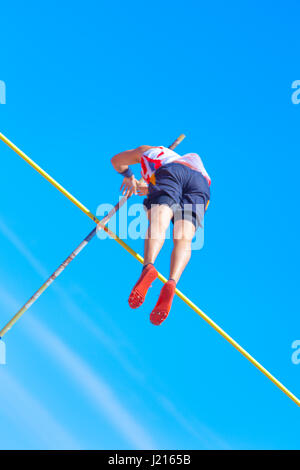 Outdooor jungen Erwachsenen männlichen Stabhochsprung Wettbewerb statt 22. April 2017 auf dem Leichtathletik-Stadion CIAT in Santa Cruz De Tenerife-Stadt Stockfoto